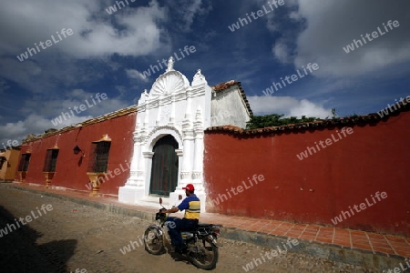 Suedamerika, Karibik, Venezuela, West, Coro, Kolonial, Altstadt, Architektur, Bogen, Tor, Haus, Eingang, Motorrad, Strasse,