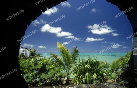 Ein Sandstrand an der Westkueste von Mauritius im Indischen Ozean. 