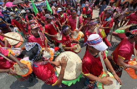  Musiker einer  traditionellen Tanz Gruppe zeigt sich an der Festparade beim Bun Bang Fai oder Rocket Festival in Yasothon im Isan im Nordosten von Thailand. 