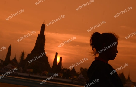 Die Tempelanlage des Wat Arun am Mae Nam Chao Phraya River in der Hauptstadt Bangkok von Thailand in Suedostasien.