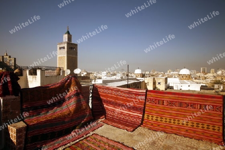 Afrika, Nordafrika, Tunesien, Tunis
Die Grosse Moschee Zaytouna von einer Dachterasse in der Medina oder  Altstadt der Tunesischen Hauptstadt Tunis. 






