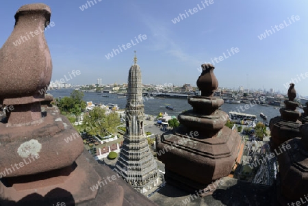 Die Tempelanlage des Wat Arun am Mae Nam Chao Phraya River in der Hauptstadt Bangkok von Thailand in Suedostasien.