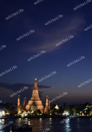 Der Wat Arun Tempel in der Stadt Bangkok in Thailand in Suedostasien.