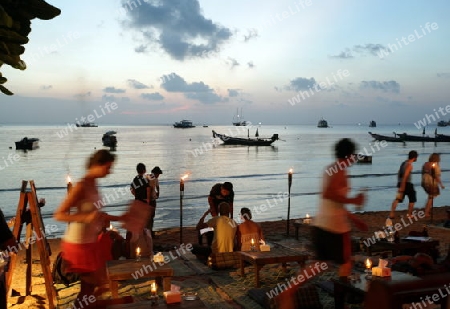 Ein Restaurant am Strand auf der Insel Ko Tao im Golf von Thailand im Suedwesten von Thailand in Suedostasien.  