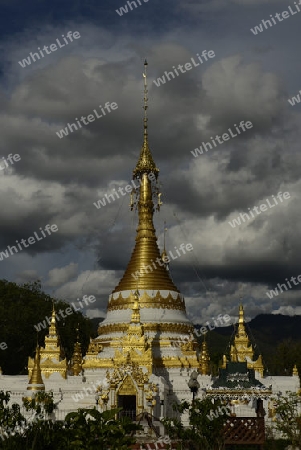 Der Tempel Wat Jong Kham und Jong Klang am See Nong Jong Kham im Dorf Mae Hong Son im norden von Thailand in Suedostasien.