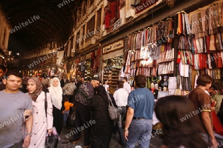 Eine Gasse mit Geschaeften im Souq in der Altstadt der Syrischen Hauptstadt Damaskus