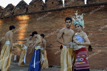 Traditionelle Taenzer an einem Abend vor der alten Stadtmauer am  Pratu Tha Phae Platz in Chiang Mai im norden von Thailand in Suedostasien.