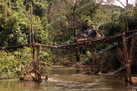 Eine Landstrasse in der Bergregion beim Dorf Kasi an der Nationalstrasse 13 zwischen Vang Vieng und Luang Prabang in Zentrallaos von Laos in Suedostasien. 