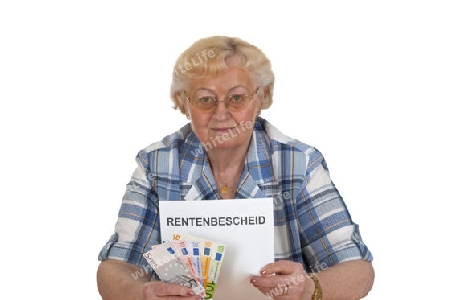 Seniorin mit Rentenbeschied- freigestellt auf weissem Hintergrund