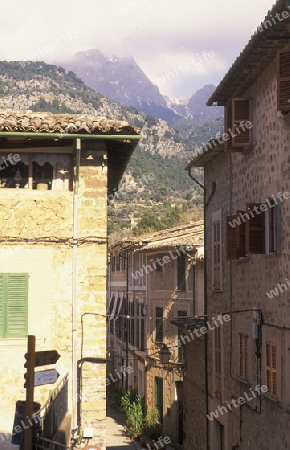 Das Bauerndorf Valldemossa mit den schoenen Gassen und alten traditionellen Steinhaeusern im Februar 2005 im nord-westen der Insel Mallorca einer der Balearen Inseln im Mittelmeer.