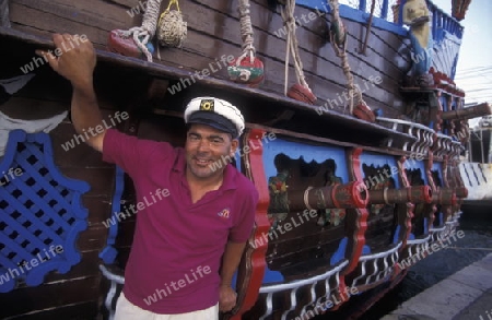 Afrika, Tunesien, Mahdia
Ein Kapitaen eines Touristen Tour Schiffes vor seinem Segelboot in der Kuestenstadt Mahdia in Central Tunesien. (URS FLUEELER)










