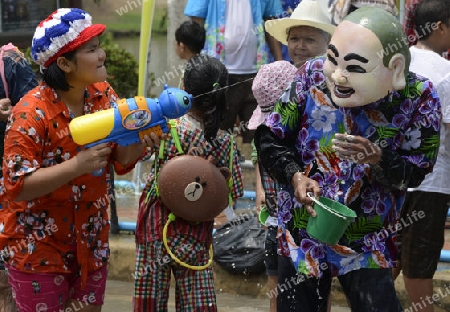 Das Songkran Fest oder Wasserfest zum Thailaendischen Neujahr ist im vollem Gange in Ayutthaya noerdlich von Bangkok in Thailand in Suedostasien.  