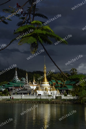 Der Tempel Wat Jong Kham und Jong Klang am See Nong Jong Kham im Dorf Mae Hong Son im norden von Thailand in Suedostasien.