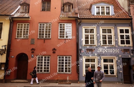 Eine Gasse in der Altstadt von Riga der Hauptststadt von Lettland im Baltikum in Osteuropa.  