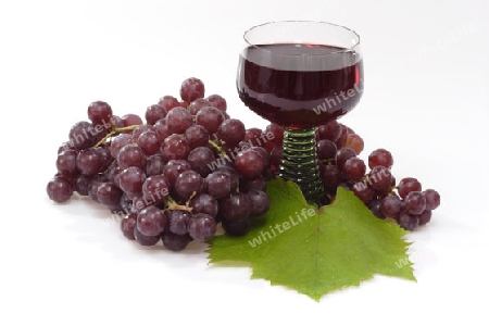 Rotwein mit roten Trauben auf hellem Hintergrund