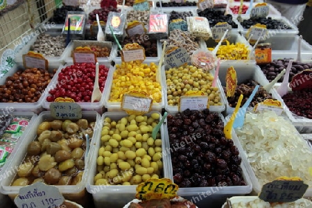 a market and the streetlife in the China town in the city of Bangkok in Thailand in Suedostasien.