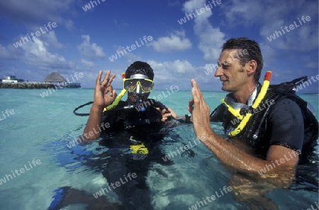 
Eine Tauchschule an der Insel Velavaru im Southmale Atoll auf den Inseln der Malediven im Indischen Ozean