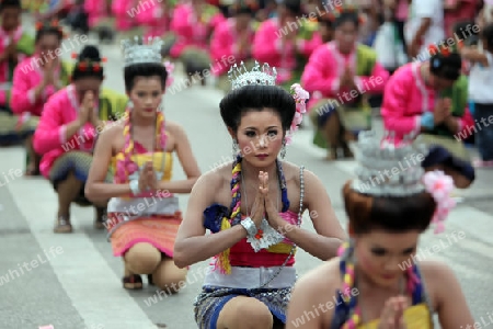 Eine traditionelle Tanzgruppe mit der thailaendischen Begruessung  zeigt sich an der Festparade beim Bun Bang Fai oder Rocket Festival in Yasothon im Isan im Nordosten von Thailand. 