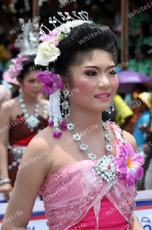 Eine traditionelle Tanz Gruppe zeigt sich an der Festparade beim Bun Bang Fai oder Rocket Festival in Yasothon im Isan im Nordosten von Thailand. 