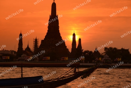 Die Tempelanlage des Wat Arun am Mae Nam Chao Phraya River in der Hauptstadt Bangkok von Thailand in Suedostasien.