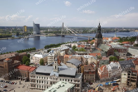 Die Altstadt mit der Vansu Bruecke und dem Dom sowie dem Fluss Daugava aus Sicht der Aussichtsterasse des Sozialistischen Hochhaus Akademie der Wissenschaften im Stadtteil Little Moskow in Riga, Lettland  