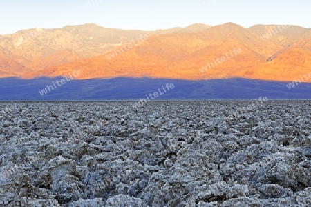 Sonnenaufgang am Devil`s Golf Course, Death Valley Nationalpark, Kalifornien, USA