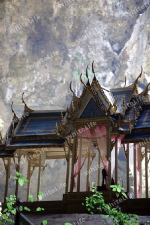 Die Hoehle Tham Phraya Nakhon mit dem Koenigssaal von Rama V aus dem Jahr 1890 in der Felsen Landschaft des Khao Sam Roi Yot Nationalpark am Golf von Thailand im Suedwesten von Thailand in Suedostasien. 