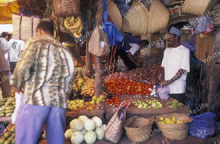 Der Gemuese und Fruechte Markt inmitten der Altstadt Stone Town der Hauptstadt Zanzibar Town auf der Insel Zanzibar welche zu Tansania gehoert.    