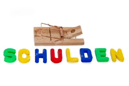 Modellhaus mit Schriftzug Schulden auf hellem Hintergrund