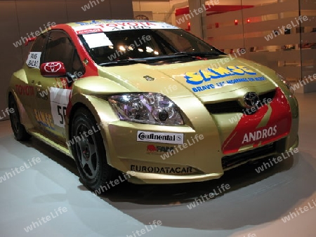 goldener Rallywagen