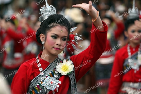 Eine traditionelle Tanz Gruppe zeigt sich an der Festparade beim Bun Bang Fai oder Rocket Festival in Yasothon im Isan im Nordosten von Thailand. 