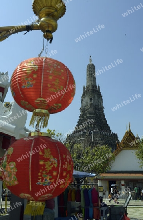 Die Tempelanlage des Wat Arun am Mae Nam Chao Phraya River in der Hauptstadt Bangkok von Thailand in Suedostasien.