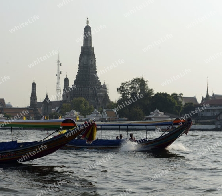 Ein traditionelles Holzboot vor dem Wat Arun auf dem Mae Nam Chao Phraya River in der Hauptstadt Bangkok von Thailand in Suedostasien.