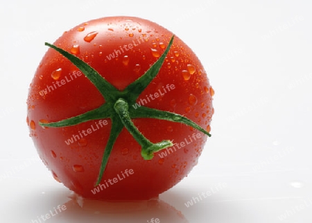 Eine Tomate mit Wassertropfen