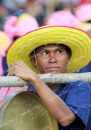 Ein Musiker einer  traditionellen Tanz Gruppe zeigt sich an der Festparade beim Bun Bang Fai oder Rocket Festival in Yasothon im Isan im Nordosten von Thailand. 