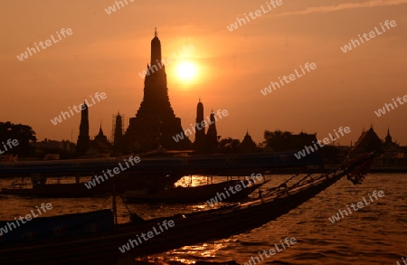 Die Tempelanlage des Wat Arun am Mae Nam Chao Phraya River in der Hauptstadt Bangkok von Thailand in Suedostasien.