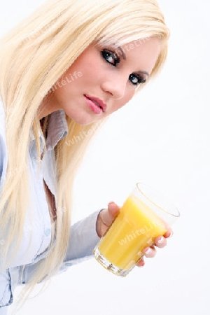 Frau mit Orangensaft