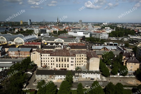 Das Panorama vom Turm der Akedemie der Wissenschaften in der Altstadt von Riga der Hauptststadt von Lettland im Baltikum in Osteuropa.  