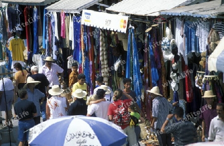 Frauen auf dem Markt in Houmt Souq auf der Insel Jerba am Mittelmeer  in Tunesien in Nordafrika. 