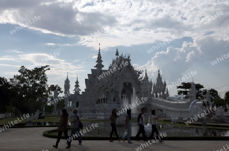 Der Tempel Wat Rong Khun 12 Km suedlich von Chiang Rai in der Provinz chiang Rai im Norden von Thailand in Suedostasien.