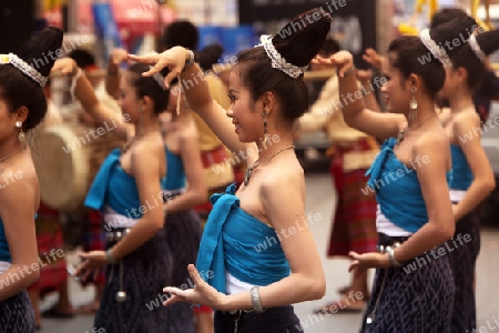 Eine traditionelle Tanz Gruppe zeigt sich an der Festparade beim Bun Bang Fai oder Rocket Festival in Yasothon im Isan im Nordosten von Thailand. 