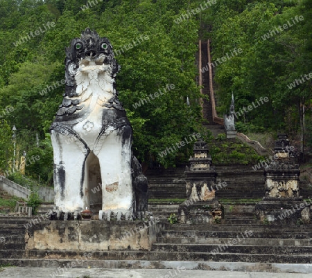 Der untere Teil des Tempel Wat Phra That Doi Kong Mu ueber dem Dorf Mae Hong Son im norden von Thailand in Suedostasien.