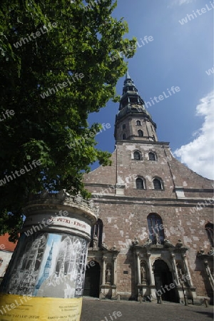 Die Petrikirche und das Schwarzhaeupterhaus in der Altstadt von Riga der Hauptststadt von Lettland im Baltikum in Osteuropa.  