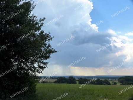 Blauer Himmel mit Regenwolke