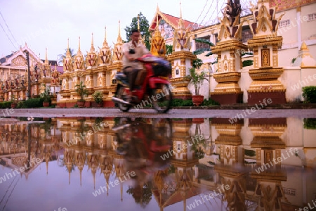 Der Tempel Wat Sainyaphum in der Stadt Savannahet in zentral Laos an der Grenze zu Thailand in Suedostasien.