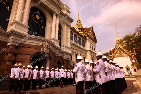 Eine Wachabloesung vor dem Koenigspaslst im Historischen Zentrum der Hauptstadt Bangkok in Thailand. 