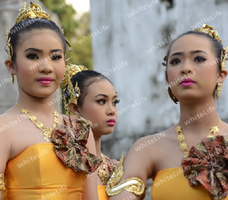 Taenzerinnen bei einem traditionellen Tanz im Santichaiprakan Park am Mae Nam Chao Phraya in der Hauptstadt Bangkok von Thailand in Suedostasien.