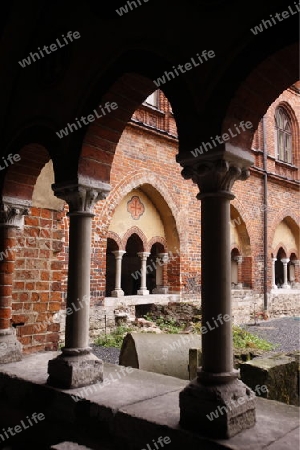 Ein Gang im Innenhof des Dom in der Altstadt in Riga, Lettland  