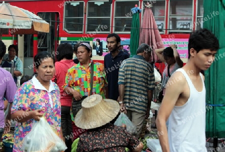 Menschen auf dem Markt von Nonthaburi im Norden von Bangkok der Hauptstadt von Thailand in Suedostasien.  