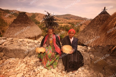 Ein Bauer in Zeremonieller Kleidung vor seinem Haus in einem Bauerndorf beim Bergdorf Maubisse suedlich von Dili in Ost Timor auf der in zwei getrennten Insel Timor in Asien